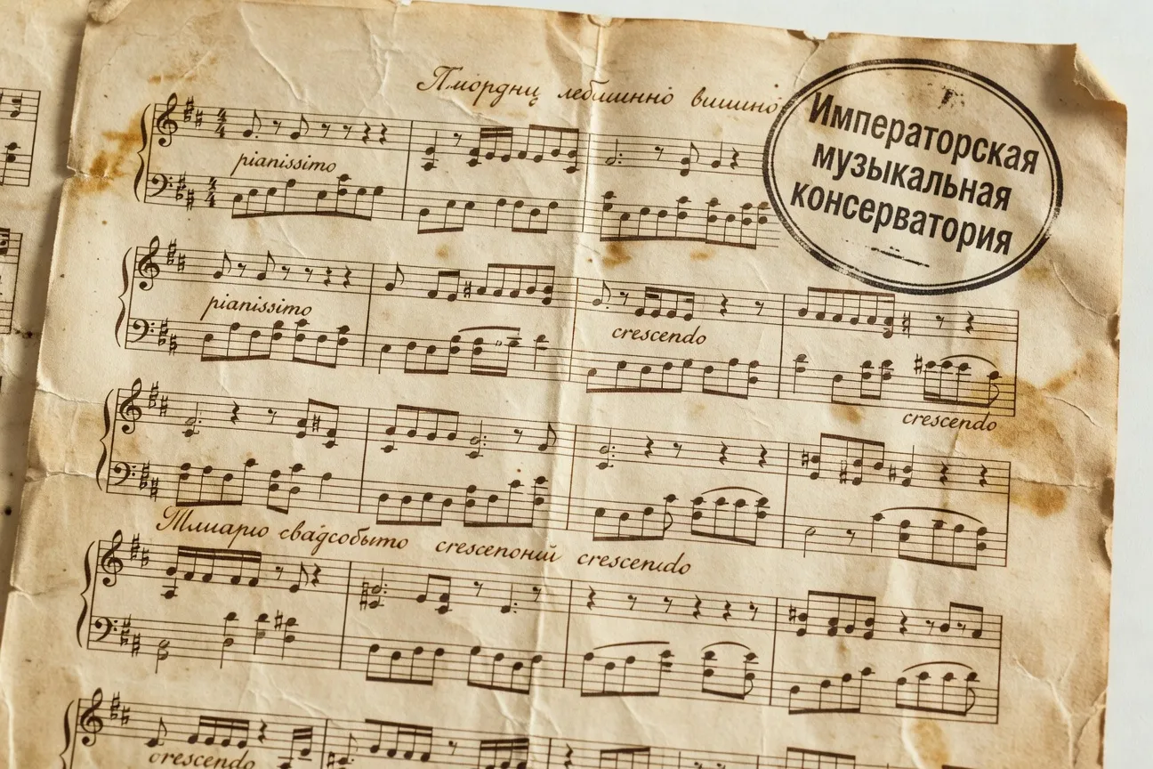 Partition manuscrite ancienne avec notation musicale, cachet cyrillique et annotations en encre, style XIXe siècle