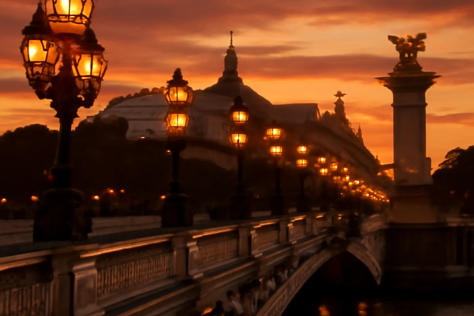 Pont Alexandre III a Paris, ornements dores, lampadaires Art nouveau, Grand Palais en arriere-plan.